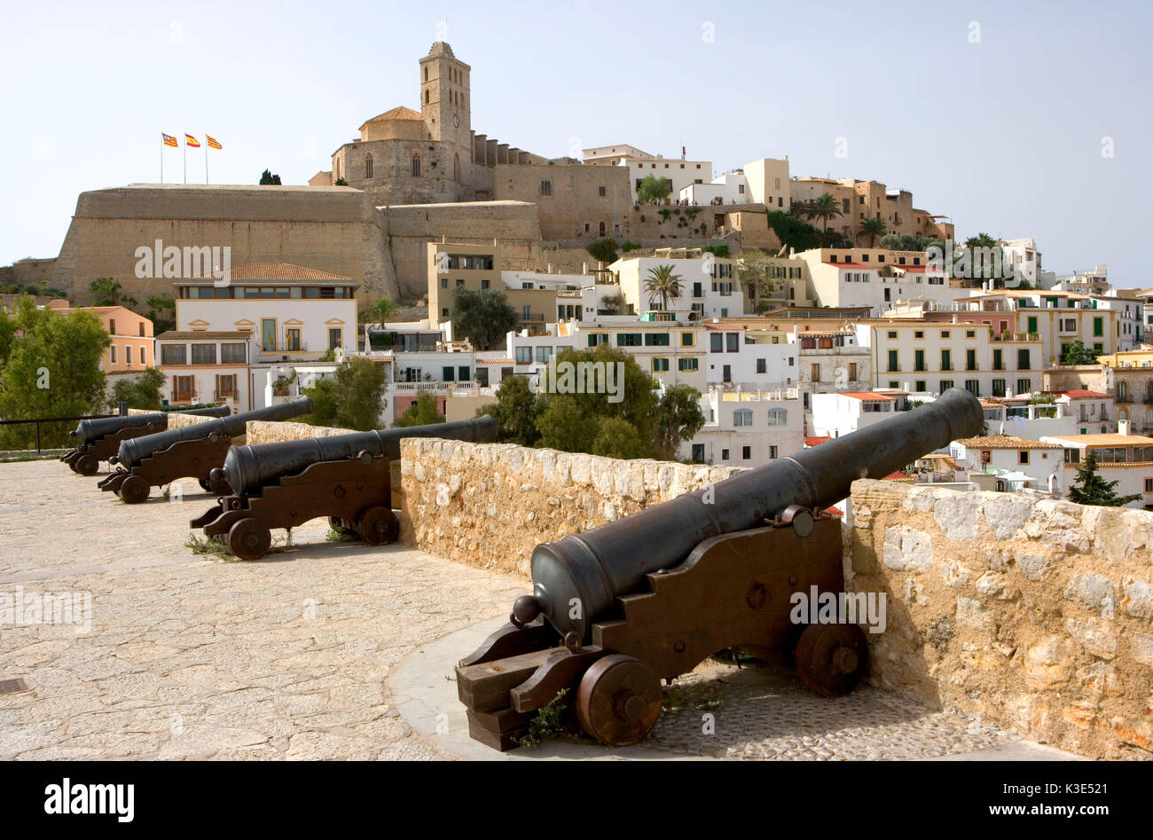 Eivissa - Hauptstadt von Ibiza - Blick auf die Altstadt Dalt Vila - Kathedrale Santa Maria de las Nieves - alte Kanonen Stock Photo