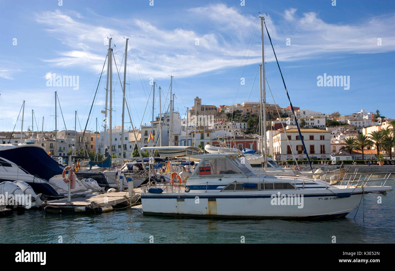Eivissa - Hauptstadt von Ibiza - Blick auf die Altstadt Dalt Vila - Kathedrale  Santa Maria de las Nieves - Hafen Stock Photo