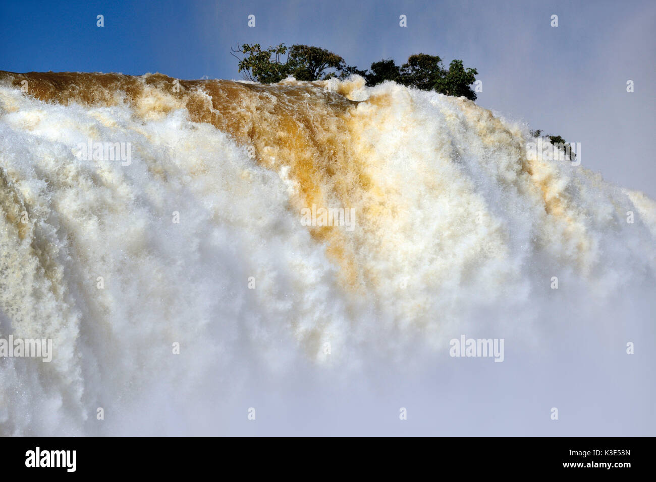 Brasilien, IguaÃ§u Nationalpark, Tosende Wassermassen der IguaÃ§u FÃ¤lle mit RekordwasserstÃ¤nden Stock Photo