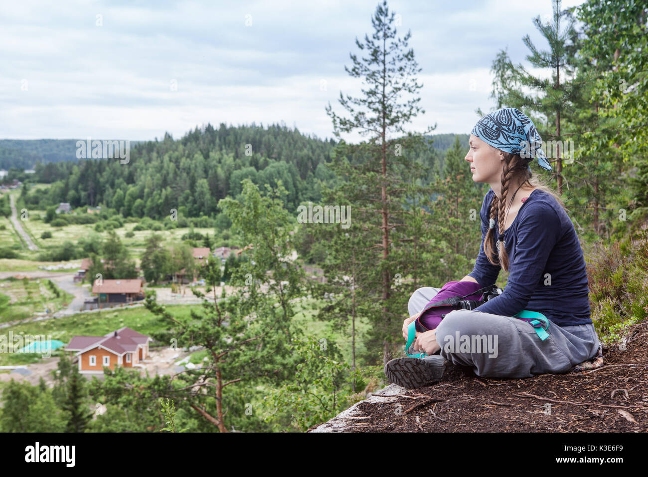 Girl sitting on mountain top hi-res stock photography and images - Alamy