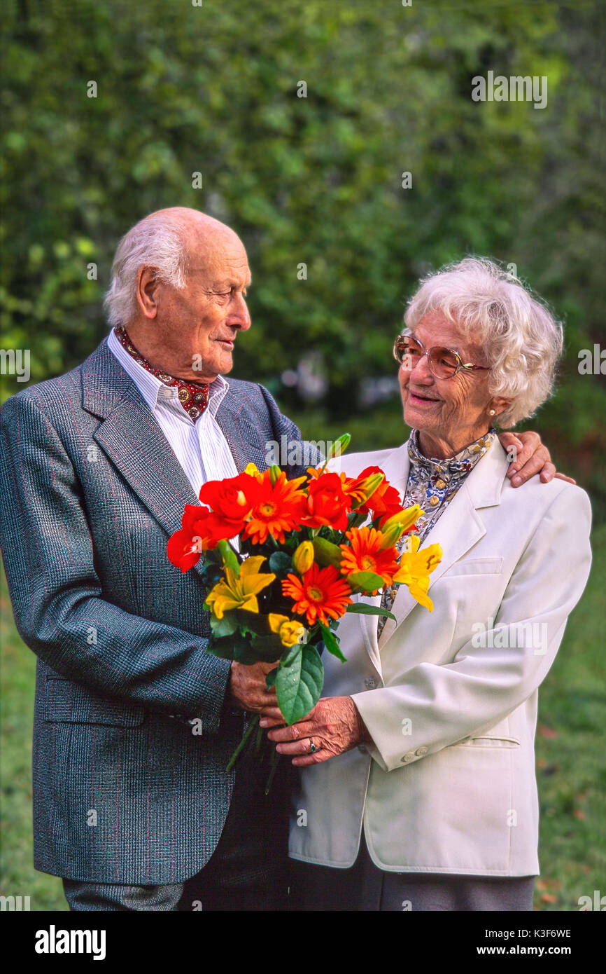 Man arm around woman hi-res stock photography and images - Alamy
