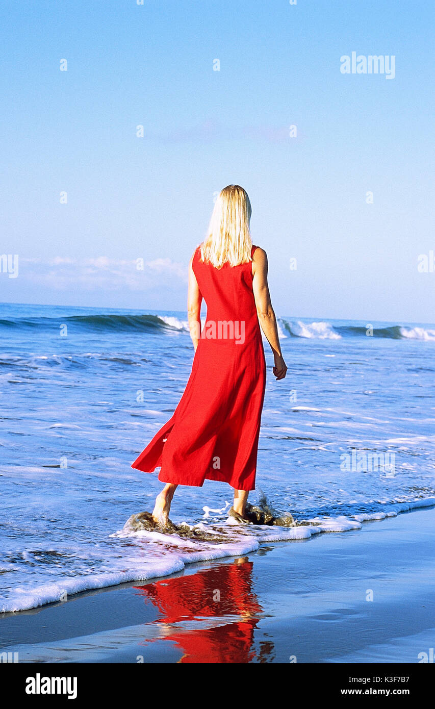 Woman alone beach hi-res stock photography and images - Alamy