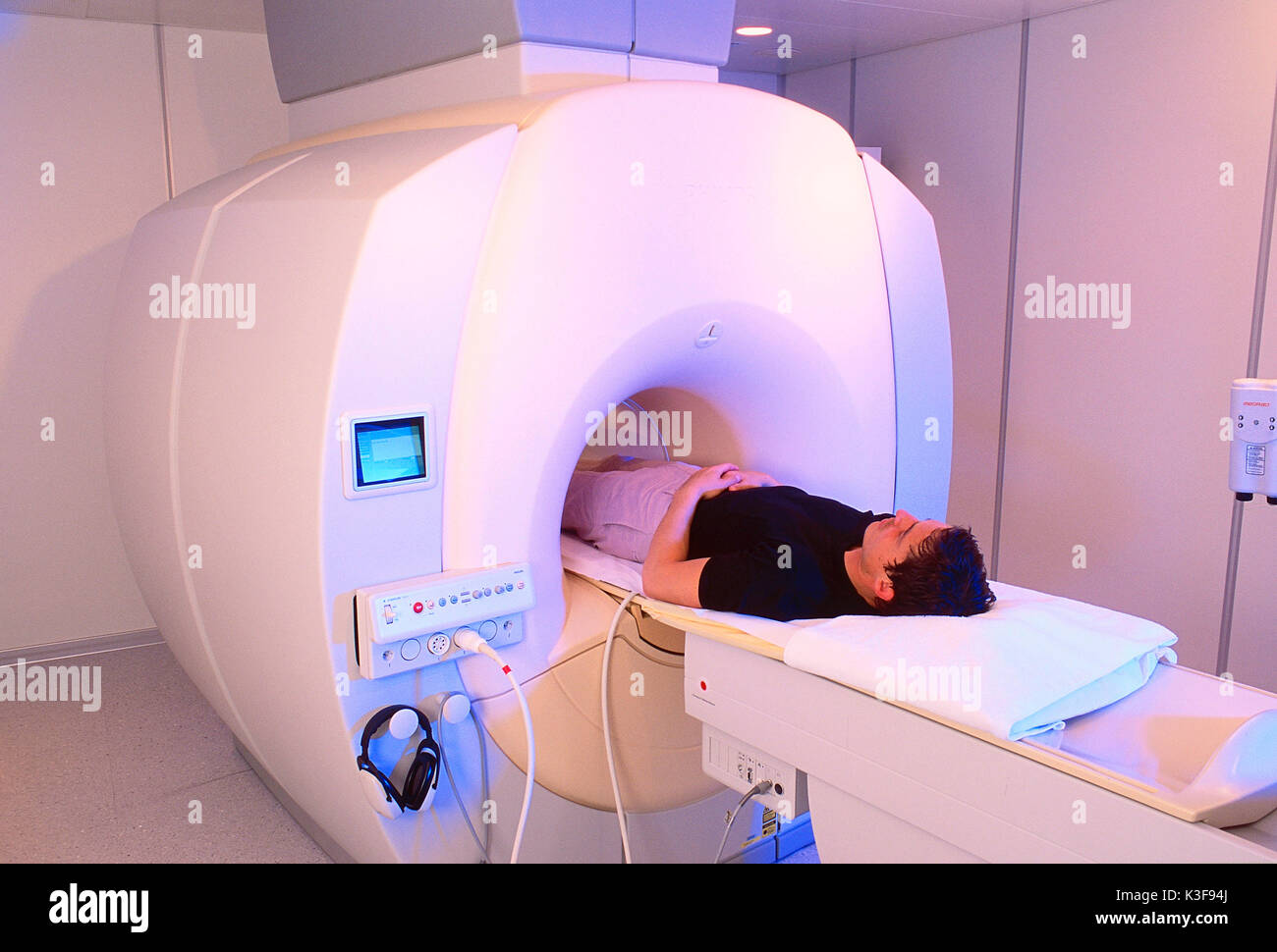patient at the resonance Stock Photo Alamy
