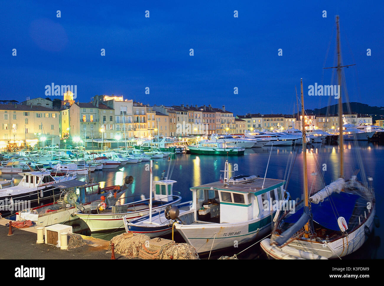 Old harbour of St. Tropez in the evening light, Côte d'Azur, France ...