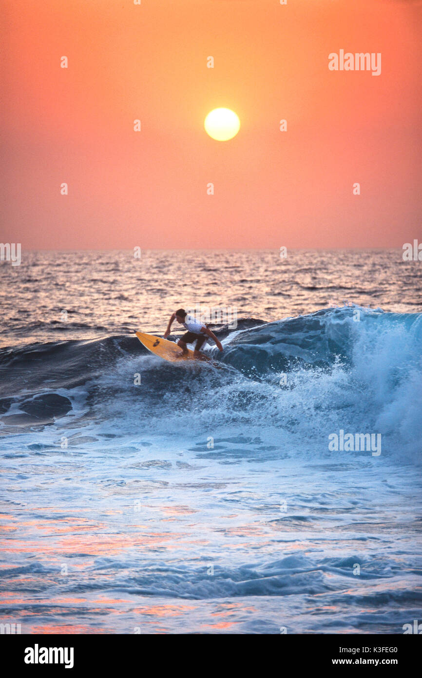 Surfer Rising Sun Sun surfboard hi-res stock photography and images - Alamy