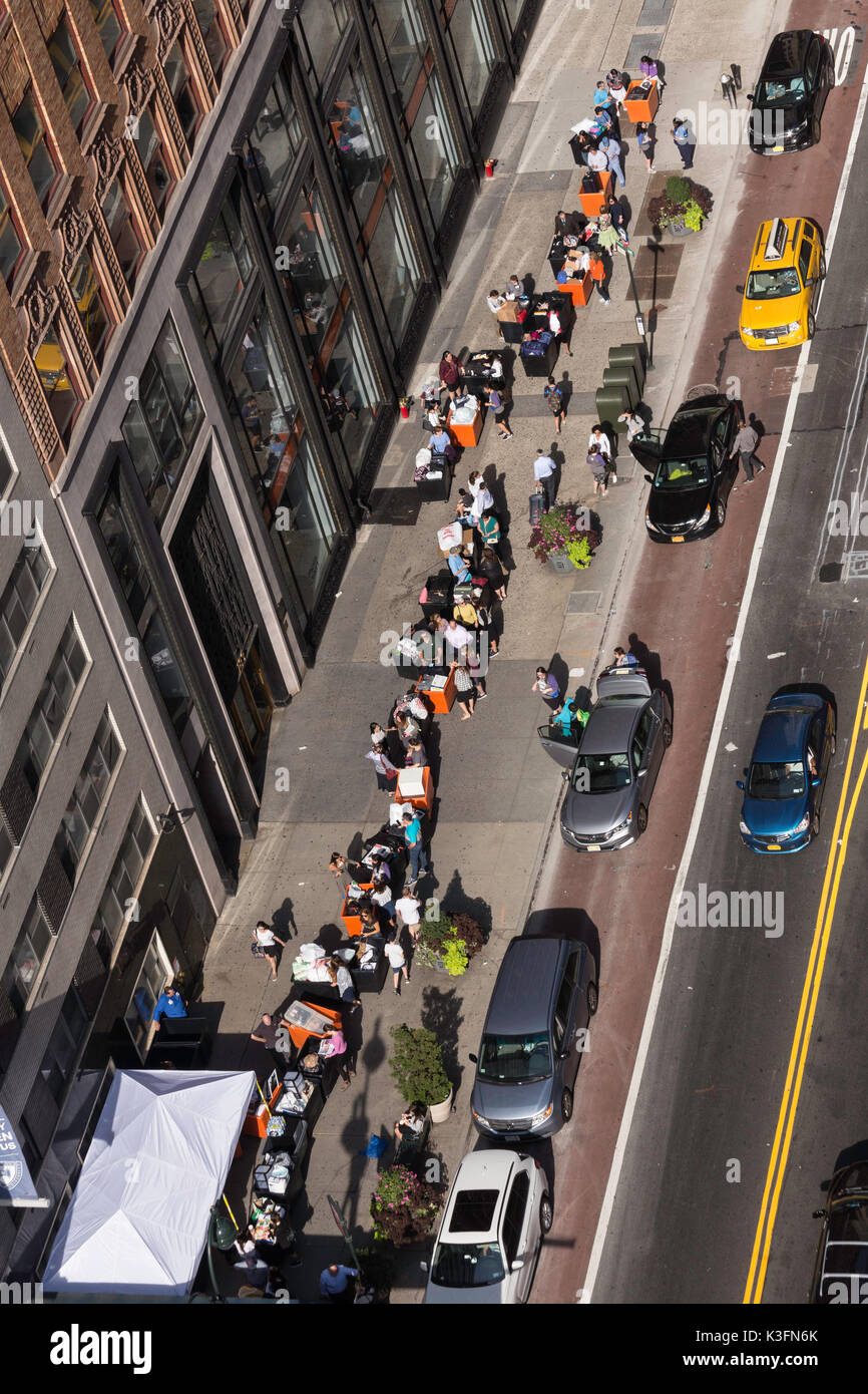 Long Line of Students Checking into Midtown Manhattan Dormitory for Yeshiva University, NYC, USA Stock Photo
