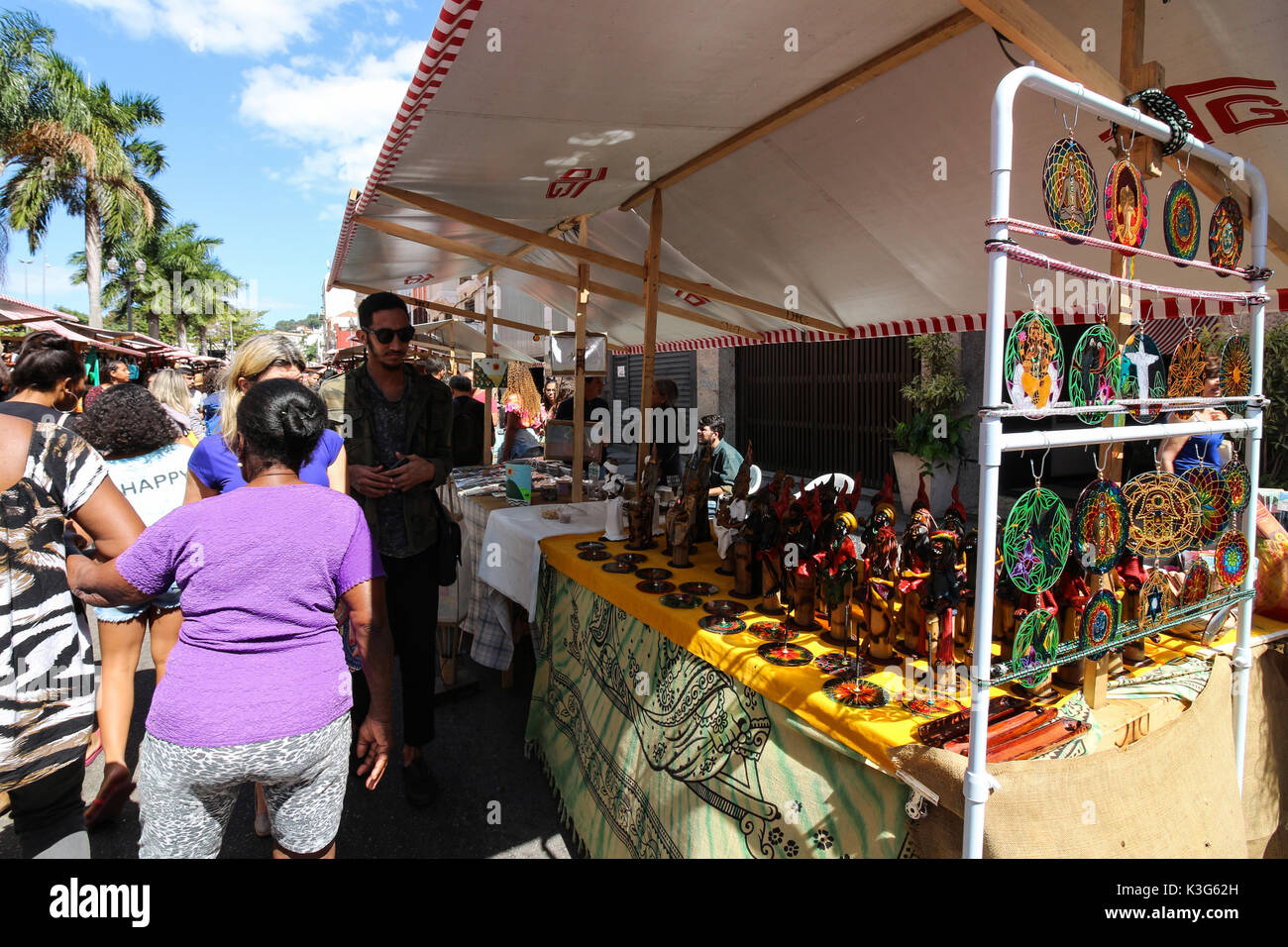 Rio de Janeiro, Brazil, September 02, 2017: Hundreds of collectors of antiques, artisans and artists exhibit their products in tents along Rua do Lavradio, one of the oldest streets in the center of Rio. people take advantage of the cultural program for shopping and also to enjoy the gastronomy of the restaurants of the region of Lapa, where the fair happens. Credit: Luiz Souza/Alamy Live News Stock Photo