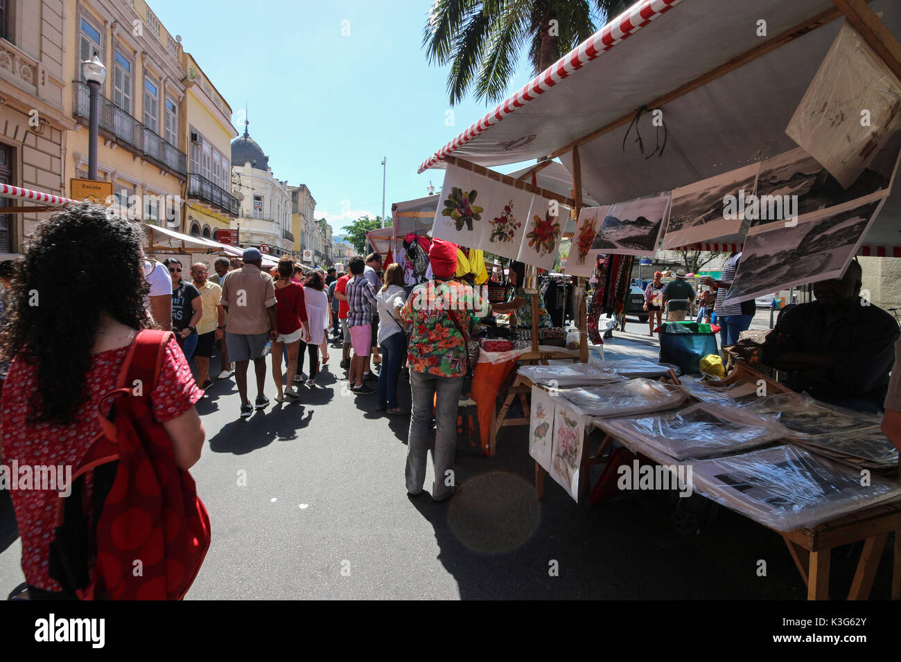Rio de Janeiro, Brazil, September 02, 2017: Hundreds of collectors of antiques, artisans and artists exhibit their products in tents along Rua do Lavradio, one of the oldest streets in the center of Rio. people take advantage of the cultural program for shopping and also to enjoy the gastronomy of the restaurants of the region of Lapa, where the fair happens. Credit: Luiz Souza/Alamy Live News Stock Photo