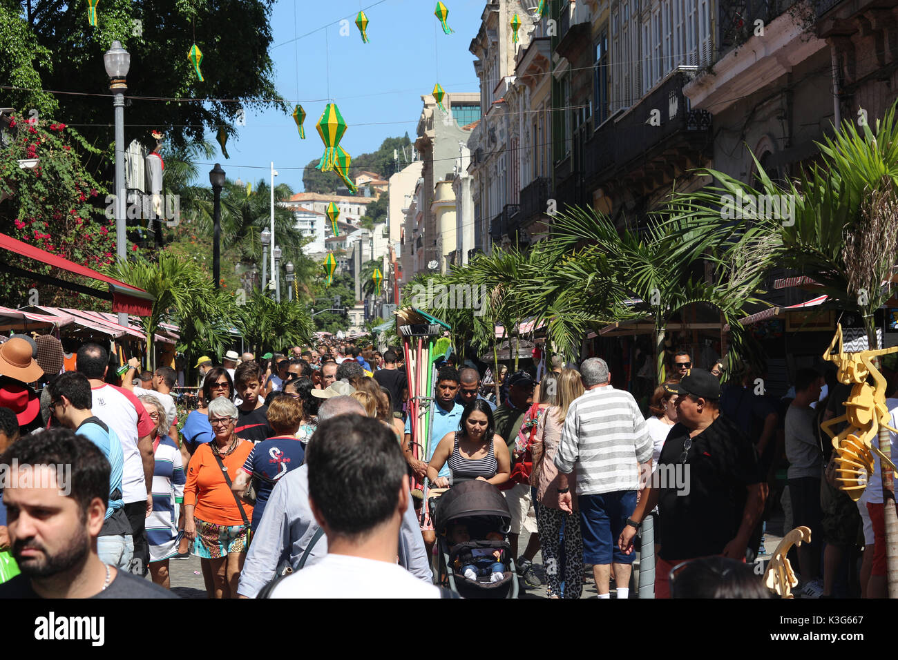 Rio de Janeiro, Brazil, September 02, 2017: Hundreds of collectors of antiques, artisans and artists exhibit their products in tents along Rua do Lavradio, one of the oldest streets in the center of Rio. people take advantage of the cultural program for shopping and also to enjoy the gastronomy of the restaurants of the region of Lapa, where the fair happens. Crowd at the antique fair. Credit: Luiz Souza/Alamy Live News Stock Photo