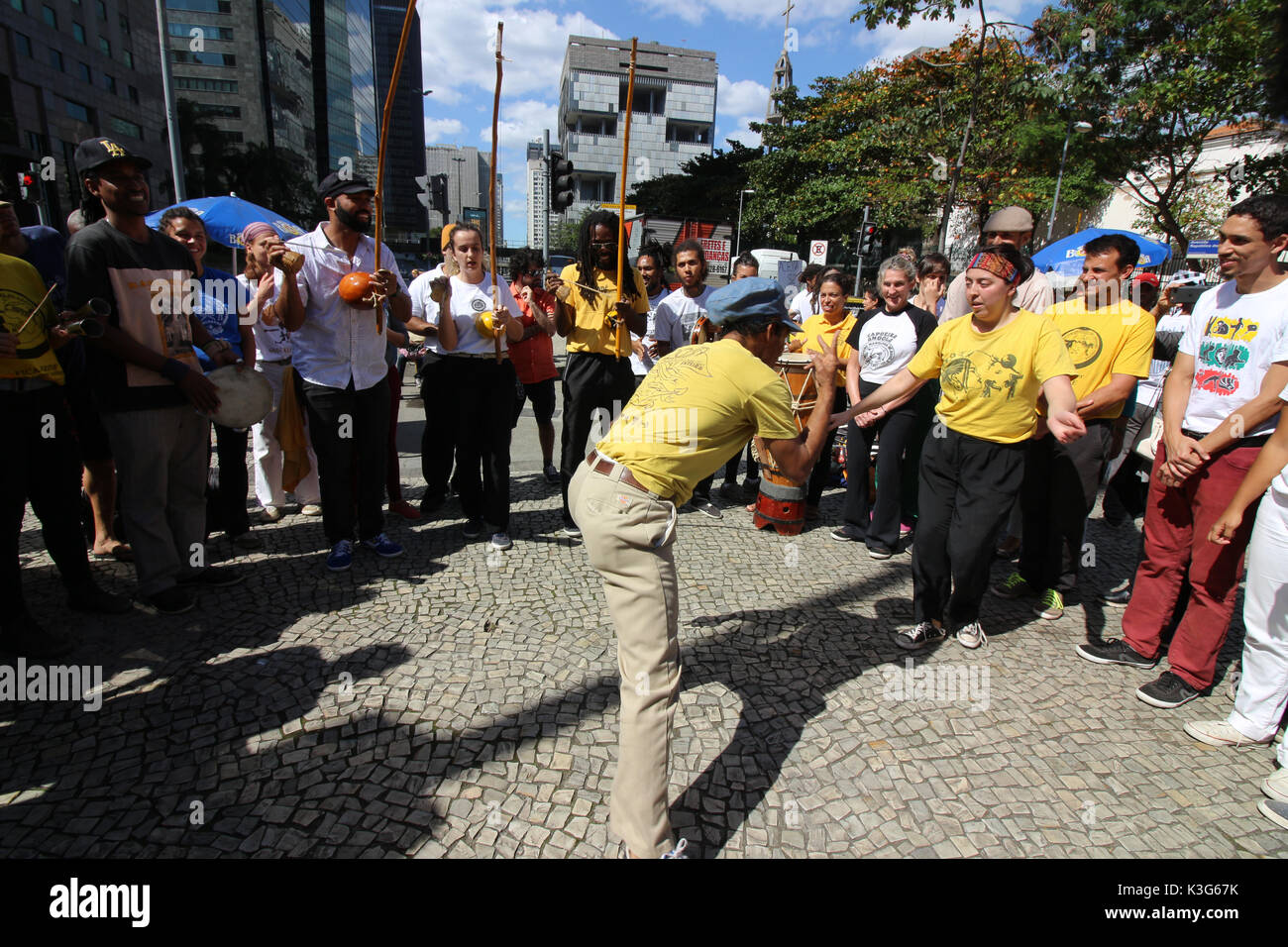 Rio de Janeiro, Brazil, September 02, 2017: Hundreds of collectors of antiques, artisans and artists exhibit their products in tents along Rua do Lavradio, one of the oldest streets in the center of Rio. people take advantage of the cultural program for shopping and also to enjoy the gastronomy of the restaurants of the region of Lapa, where the fair happens. Capoeira, Brazilian cultural expression developed by descendants of African slaves. Credit: Luiz Souza/Alamy Live News Stock Photo