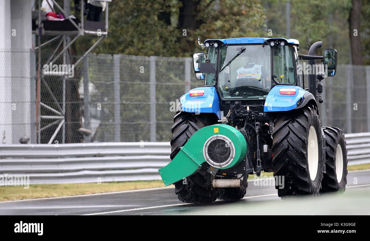 Monza Italy 2nd September 2017 Im Bild Ein Traktor Mit Einem Geblase Versucht Die Start Ziel Getade Trocken Zu Blasen Credit Cronos Alamy Live News Stock Photo Alamy