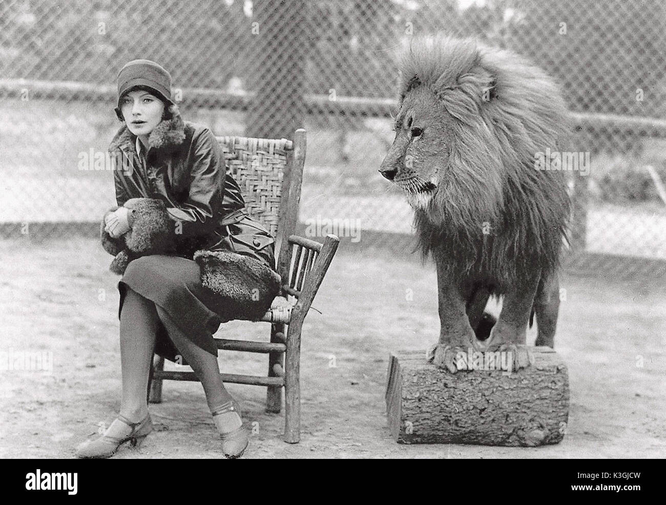 GRETA GARBO WITH THE MGM LION T180 IM DUO 021 Stock Photo