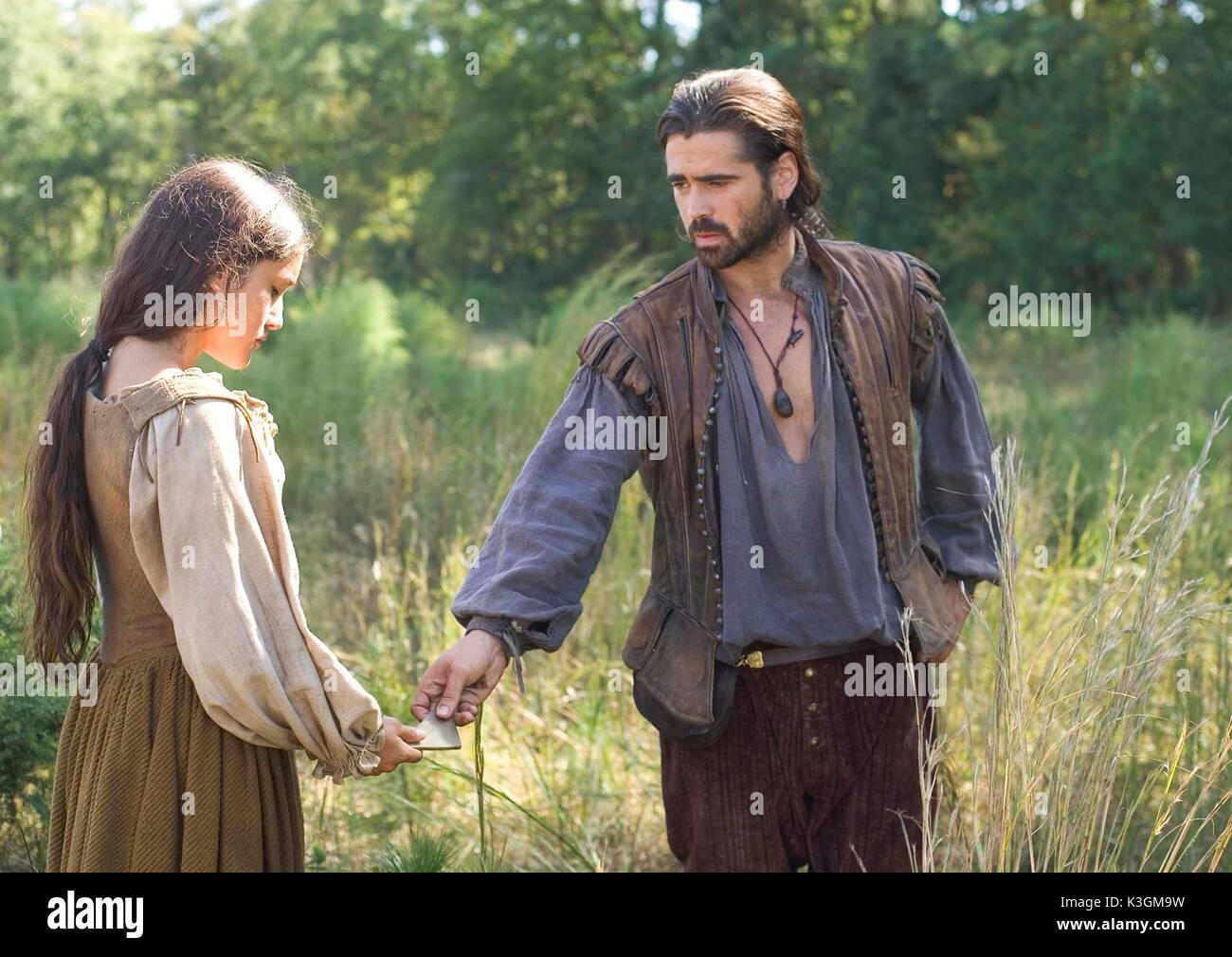 NW-DF-19880 Q'orianka Kilcher as Pocahontas with Colin Farrell as Captain John Smith and in New Line Cinema's upcoming film, The New World.  The sweeping adventure is set amid the encounter of European and Native American cultures during the founding of the Jamestown, Virginia settlement in 1607. Photo:  &#xf87f;2005 Merie Wallace, SMPSP/New Line Productions  THE NEW WORLD [US 2005]  Q'ORIANKA KILCHER as Pocahontas, COLIN FARRELL as Captain John Smith NW-DF-19880 Qorianka Kilcher as Pocahontas with Colin Farrell as Captain John Smith and in N Stock Photo