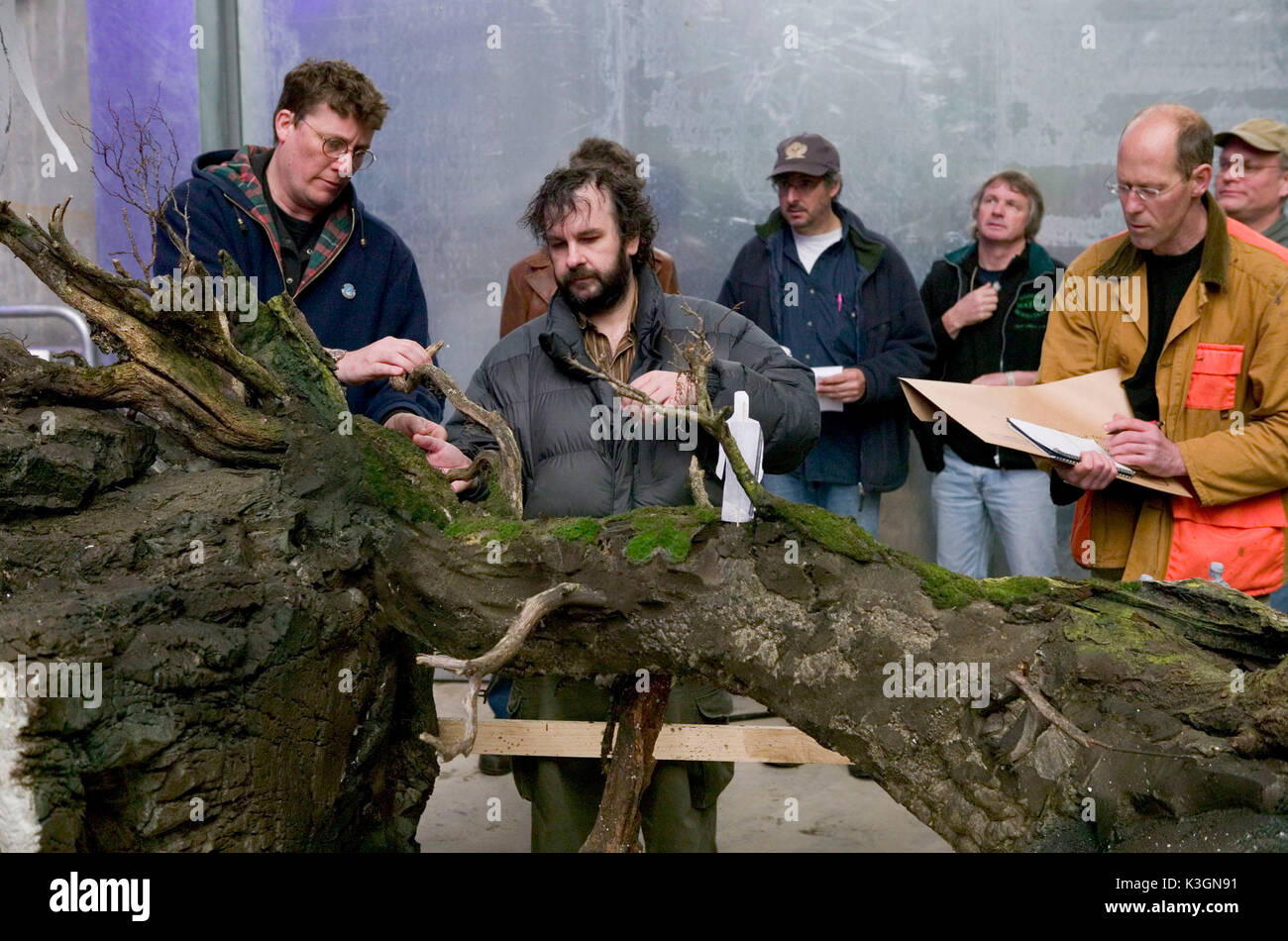 KING KONG [NZ / US 2005]  [L-R] RICHARD TAYLOR (special effects makeup, creatures and miniatures)  Director PETER JACKSON  Cinematographer ANDREW LESNIE  Gaffer REG ARSIDE  Production Designer GRANT MAJOR  BRIAN VAN'T HUL (visual effects on set supervisor) Stock Photo