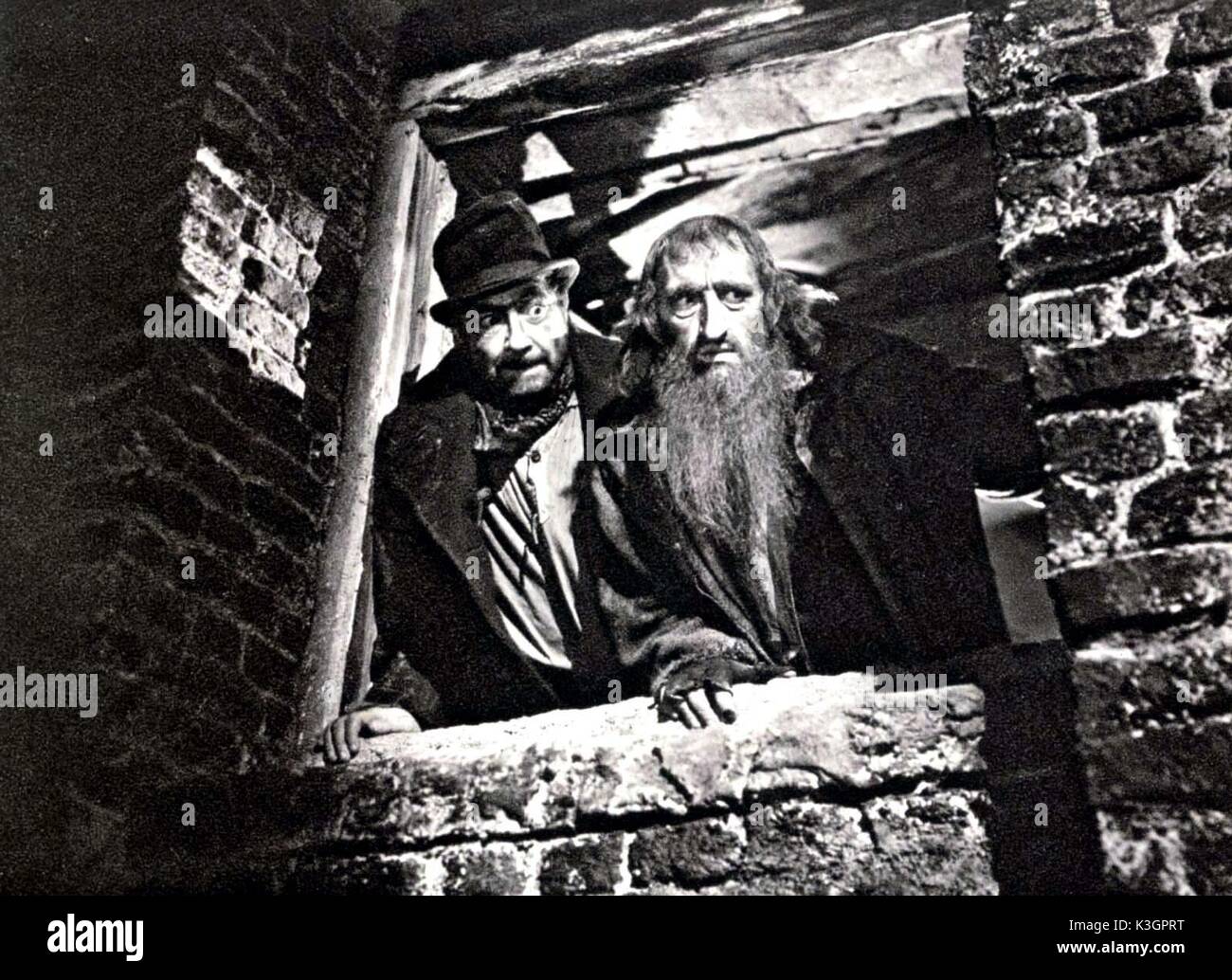 OLIVER TWIST ROBERT NEWTON as Bill Sikes ALEC GUINNESS as Fagin are trapped in their secret hideout OLIVER TWIST     Date: 1948 Stock Photo