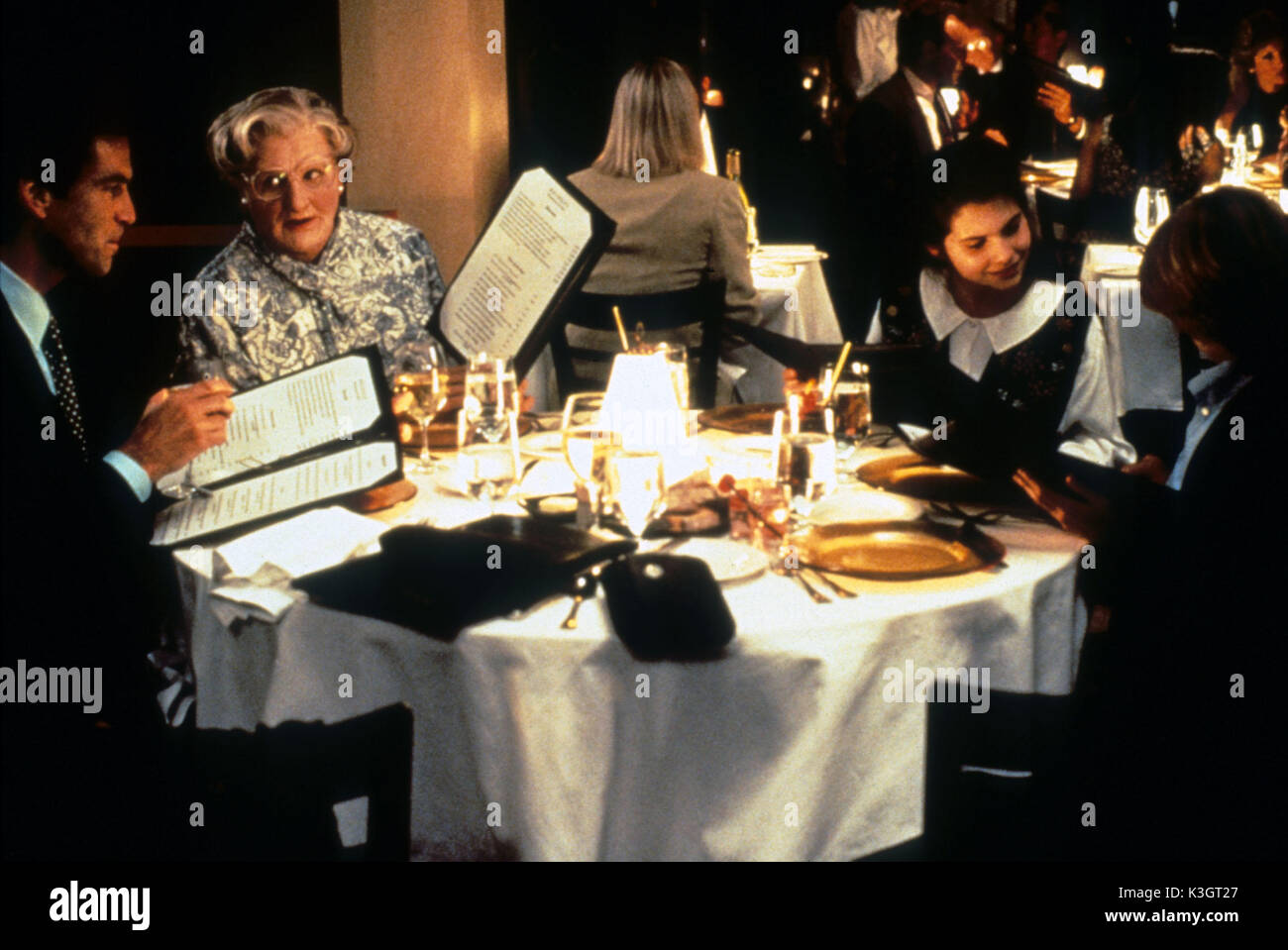 MRS DOUBTFIRE PIERCE BROSNAN, ROBIN WILLIAMS Date 1993 Stock Photo Alamy