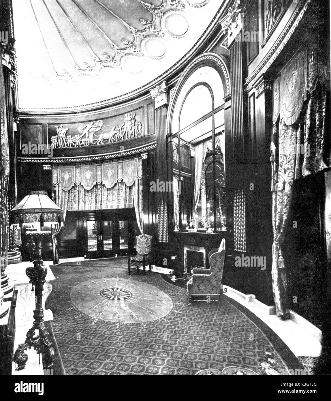 EMPIRE CINEMA/THEATRE, LEICESTER SQUARE, LONDON Grand Entrance to the Tea Lounge at the re-opening of the theatre after refurbishment in 1928 EMPIRE CINEMA / THEATRE, LEICESTER SQUARE, LONDON Grand Entrance to the Tea Lounge at the re-opening of the theatre after refurbishment in 1928 Stock Photo