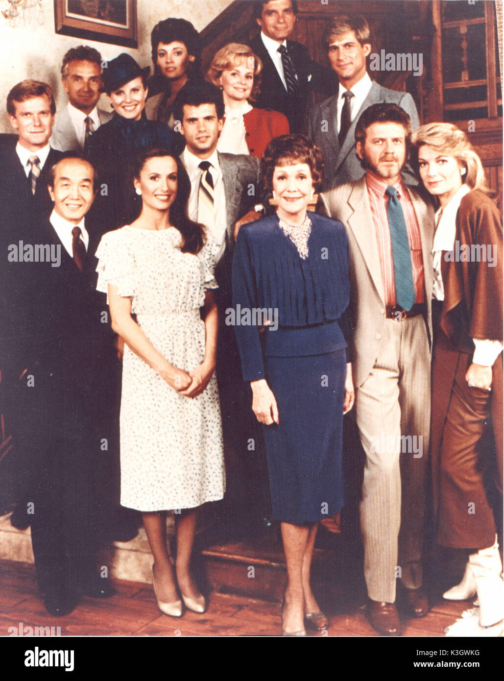 FALCON CREST Front row: CHAO-LI CHI, ANA ALICIA , JANE WYMAN, ROBERT FOXWORTH, SUSAN SULLIVAN Second row: WILLIAM R MOSES, LORENZO LAMAS Third row: PAUL FREEMAN, [?], [?], SIMON MACCORKINDALE Back row: SARAH DOUGLAS, DAVID SELBY Stock Photo