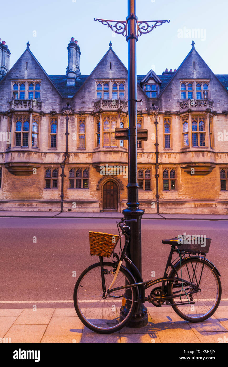 England, Oxfordshire, Oxford, Bicycle and High Street Stock Photo