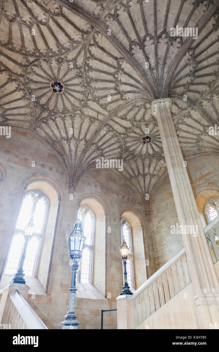 England, Oxfordshire, Oxford, Christ Church College, The Great Hall Staircase, Fan-vaulted Ceiling Stock Photo