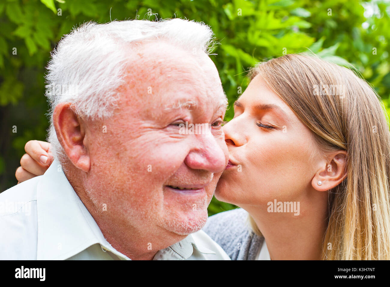Молодой дедушка с внучкой. Дедушка с молодыми девушками. Молоденькая девушка с дедом. Молоденькая девушка с дедом. Молоденькая девушка с дедом.