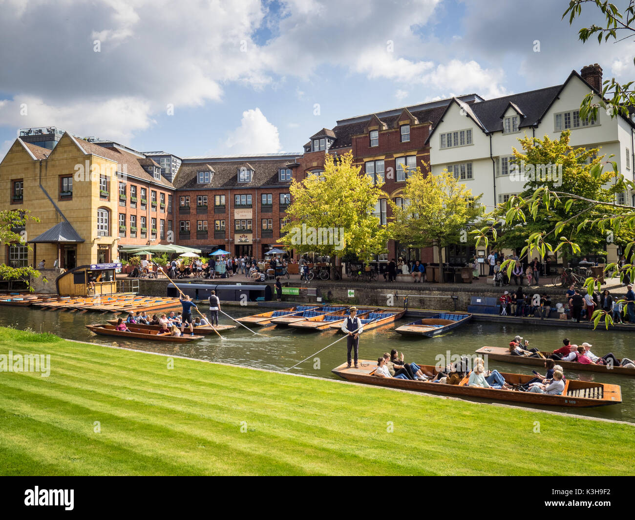 Cambridge Tourism - punters and punts in front of the Quayside on the River Cam Cambridge. Photo taken from Magdalene College Stock Photo