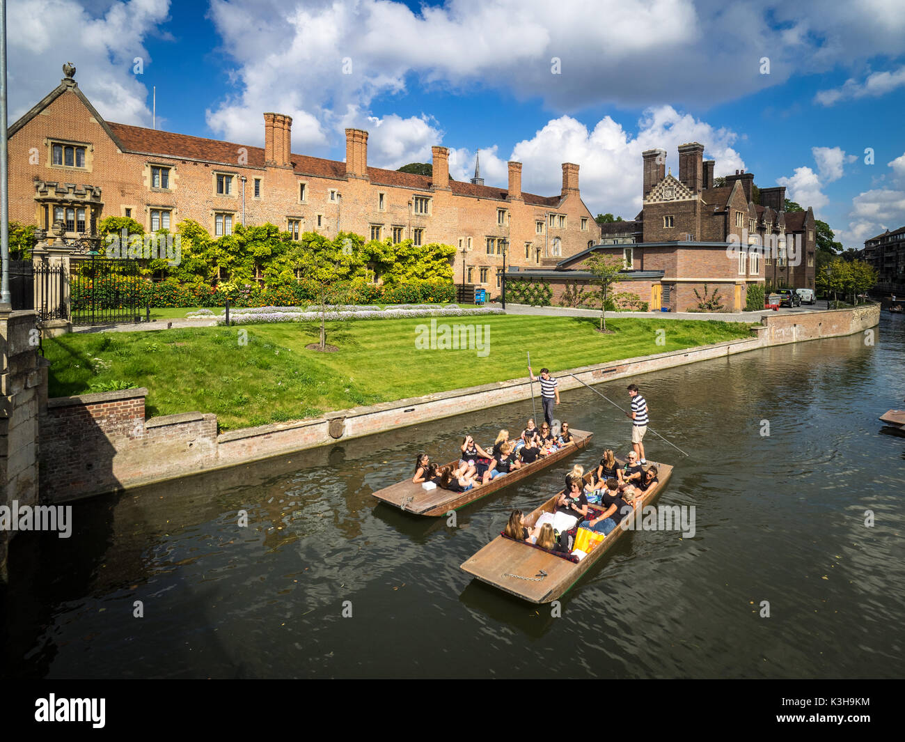 Cambridge Tourism - Tourists punting on the River Cam in front of Queen's College, part of the University of Cambridge, UK Stock Photo
