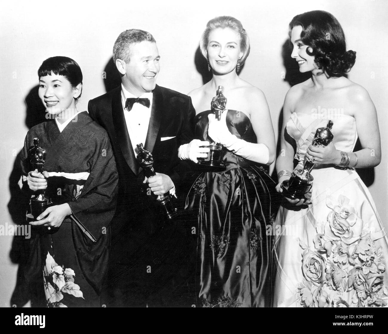 ACADEMY AWARDS CEREMONY 1958 Oscar for best supporting actress - MIIYOSHI UMEKI in SAYONARA Oscar for best supporting actor RED BUTTONS Oscar for best actress - JOANNE WOODWARD in THE THREE FACES OF EVE JEAN SIMMONS Stock Photo