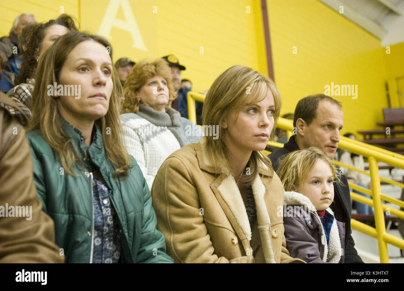 L-r: FRANCES McDORMAND as Glory, CHARLIZE THERON as Josey Aimes, ELIZABETH PETERSON as Karen Aimes, and WOODY HARRELSON as Bill White in Warner Bros. Pictures' drama, North Country. PHOTOGRAPHS TO BE USED SOLELY FOR ADVERTISING, PROMOTION, PUBLICITY OR REVIEWS OF THIS SPECIFIC MOTION PICTURE AND TO REMAIN THE PROPERTY OF THE STUDIO. NOT FOR SALE OR REDISTRIBUTION. NORTH COUNTRY L-r: FRANCES McDORMAND as Glory, CHARLIZE THERON as Josey Aimes, ELIZABETH PETERSON as Karen Aimes, and WOODY HARRELSON as Bill White L-r: FRANCES McDORMAND as Glory, CHARLIZE THERON as Josey Aime Stock Photo