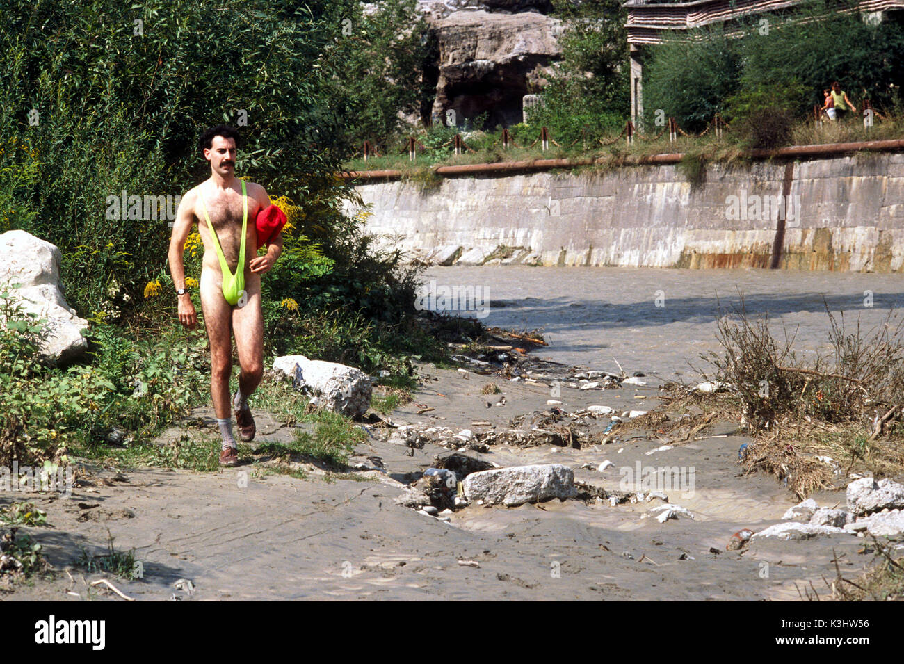 B-69  Borat, resplendent in green unitard, prepares to bathe in his local river. BORAT: CULTURAL LEARNINGS OF AMERICA FOR MAKE BENEFIT GLORIOUS NATION OF KAZAKHSTAN SACHA BARON COHEN as Borat      Date: 2006 Stock Photo