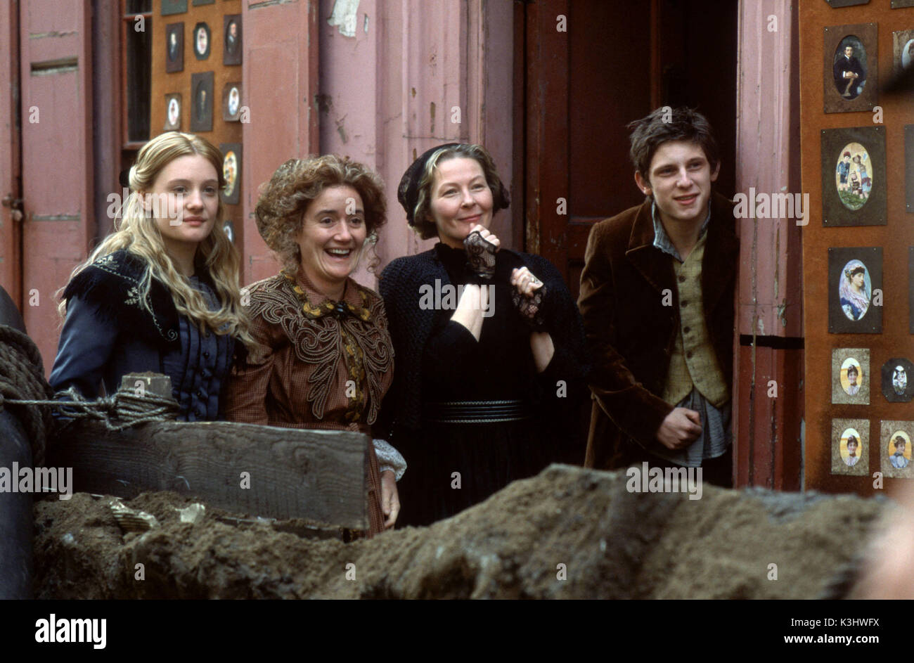 NICHOLAS NICKLEBY ROMOLA GARAI as Kate Nickleby, SOPHIE THOMPSON as Miss Lacreevy, STELLA GONET as Mrs Nickleby, JAMIE BELL as Smike     Date: 2002 Stock Photo