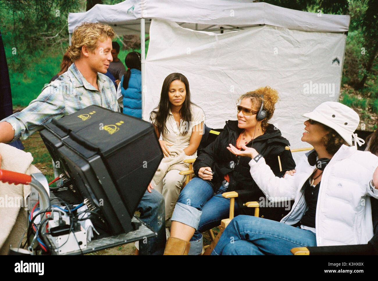 Pictured: Simon Baker , Sanaa Lathan (center left), Sanaa Hamri (center right) and Stephanie Allain (right) on the set of SOMETHING NEW, a Focus Features release. SOMETHING NEW SIMON BAKER (left), SANAA LATHAN (center left), Director SANAA HAMRI (center right), Producer STEPHANIE ALLAIN (right) Stock Photo