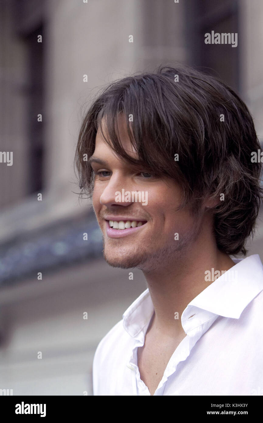 JARED PADALECKI in Warner Bros. Pictures' action comedy New York Minute, starring Mary-Kate Olsen and Ashley Olsen.  PHOTOGRAPHS TO BE USED SOLELY FOR ADVERTISING, PROMOTION, PUBLICITY OR REVIEWS OF THIS SPECIFIC MOTION PICTURE AND TO REMAIN THE PROPERTY OF THE STUDIO. NOT FOR SALE OR REDISTRIBUTION. NEW YORK MINUTE [US 2004]  JARED PADALECKI     Date: 2004 Stock Photo