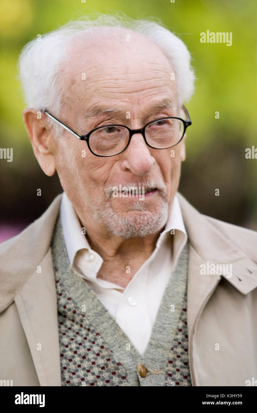 Eli Wallach stars in Columbia Pictures/Universal Pictures' romantic comedy The Holiday. THE HOLIDAY ELI WALLACH Eli Wallach stars in Columbia Pictures/Universal Pictures romantic comedy The Holiday.     Date: 2006 Stock Photo