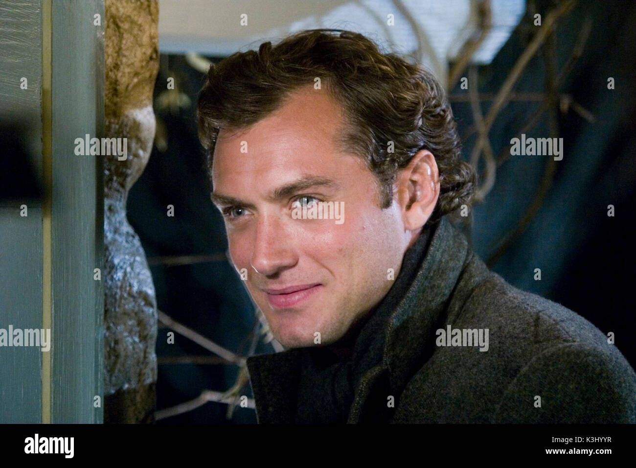 Jude Law stars in Columbia Pictures/Universal Pictures' romantic comedy The Holiday. THE HOLIDAY JUDE LAW Jude Law stars in Columbia Pictures/Universal Pictures romantic comedy The Holiday.     Date: 2006 Stock Photo