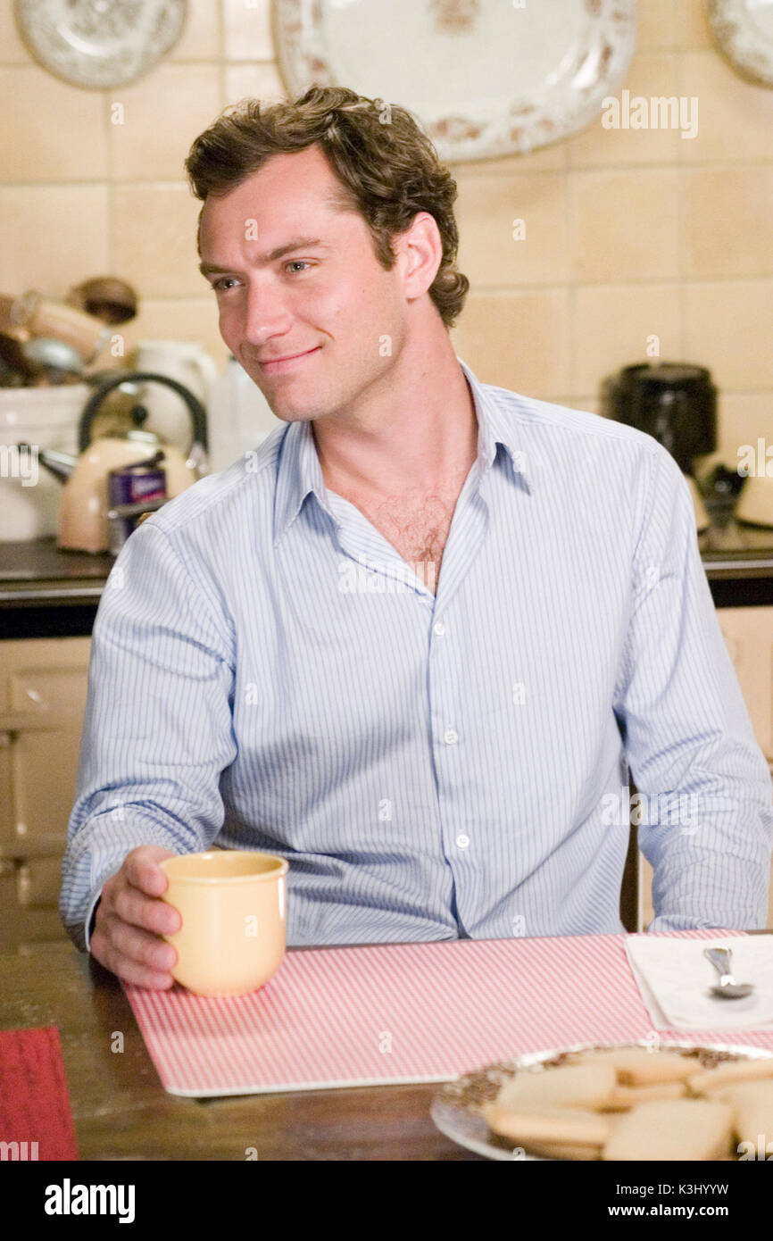 Jude Law stars in Columbia Pictures/Universal Pictures' romantic comedy The Holiday. THE HOLIDAY JUDE LAW Jude Law stars in Columbia Pictures/Universal Pictures romantic comedy The Holiday.     Date: 2006 Stock Photo