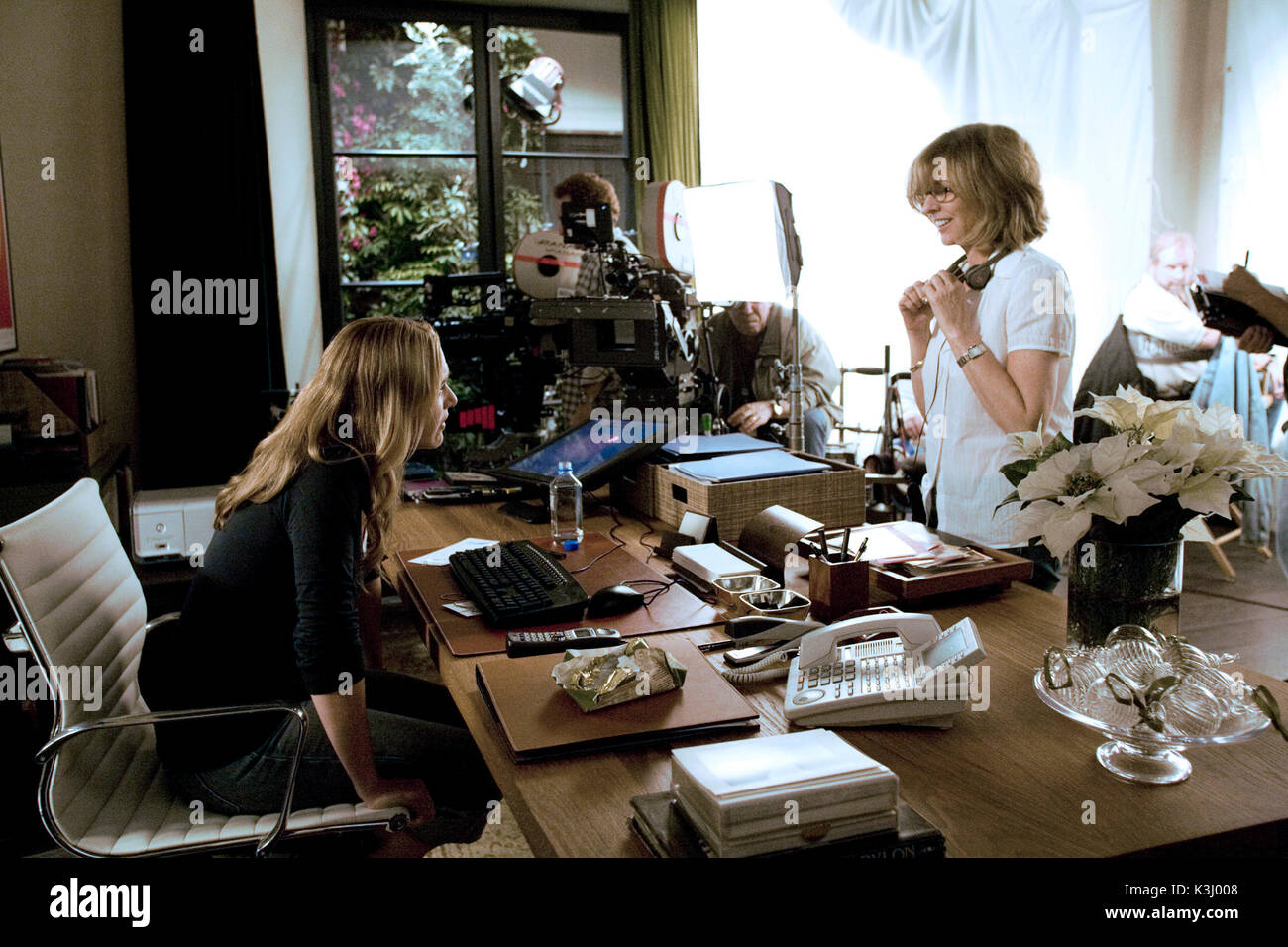 Kate Winslet and Director/Writer/Producer Nancy Meyers on the set of Columbia Pictures/Universal Pictures' romantic comedy The Holiday. THE HOLIDAY KATE WINSLET, Director NANCY MEYERS Kate Winslet (left) and Director/Writer/Producer Nancy Meyers on the set of Columbia Pictures/Universal Pictures romantic comedy The Holiday.     Date: 2006 Stock Photo