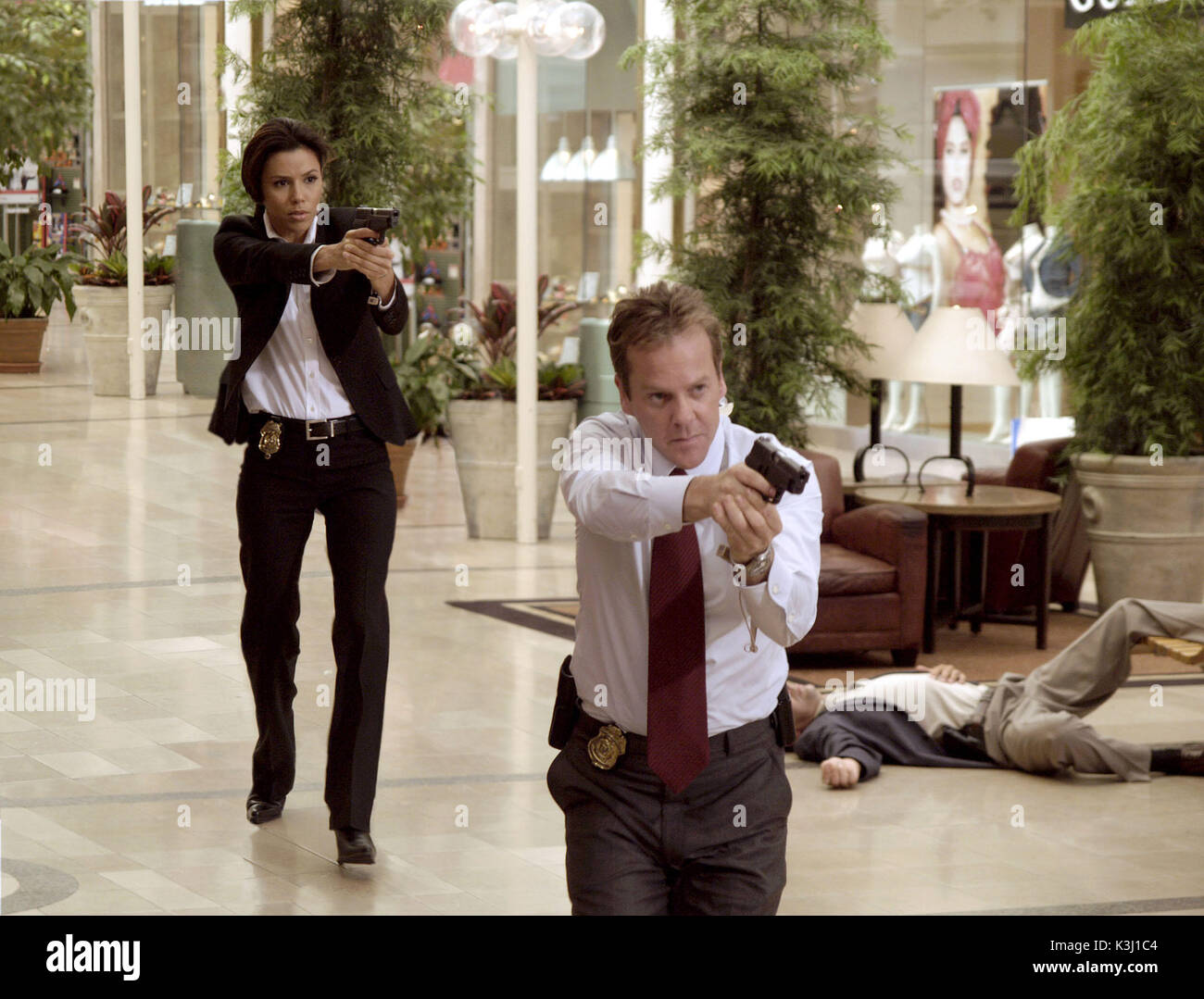 Secret Service Agents Jill Marin and David Breckinridge (Kiefer Sutherland) pursue an assassin. PHOTOGRAPHS TO BE USED SOLELY FOR ADVERTISING, PROMOTION, PUBLICITY OR REVIEWS OF THIS SPECIFIC MOTION PICTURE AND TO REMAIN THE PROPERTY OF THE STUDIO. NOT FOR SALE OR REDISTRIBUTION. ALL RIGHTS RESERVED. THE SENTINEL EVA LONGORIA, KIEFER SUTHERLAND     Date: 2006 Stock Photo