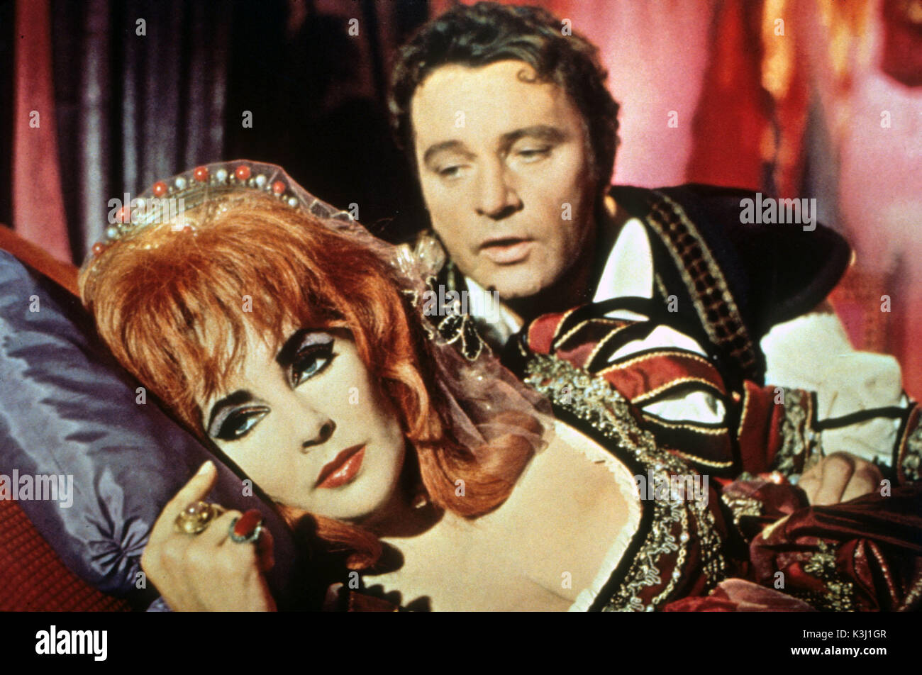 DOCTOR FAUSTUS ELIZABETH TAYLOR as Helen of Troy, RICHARD BURTON as Doctor Faustus     Date: 1967 Stock Photo
