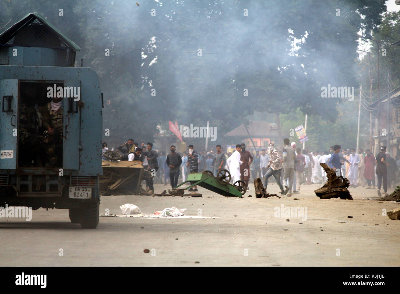 Anantnag, India. 02nd Sep, 2017. Kashmiri protesters pelting stones at the police and paramilitary soldiers during clashes after the culmination of Eid-ul-Adha congregational prayers, on Sept. 2, 2017 in Anantnag, 50 KM form Srinagar, India. Dozens were injured in clashes that broke out between protesters and security forces after Eid prayers. Credit: Muneeb Ul Islam/Pacific Press/Alamy Live News Stock Photo