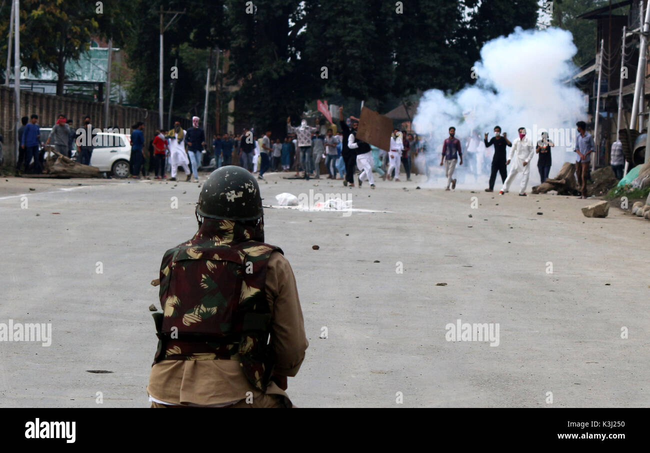 Anantnag, India. 02nd Sep, 2017. Kashmiri protesters pelting stones at the police and paramilitary soldiers during clashes after the culmination of Eid-ul-Adha congregational prayers, on Sept. 2, 2017 in Anantnag, 50 KM form Srinagar, India. Dozens were injured in clashes that broke out between protesters and security forces after Eid prayers. Credit: Muneeb Ul Islam/Pacific Press/Alamy Live News Stock Photo