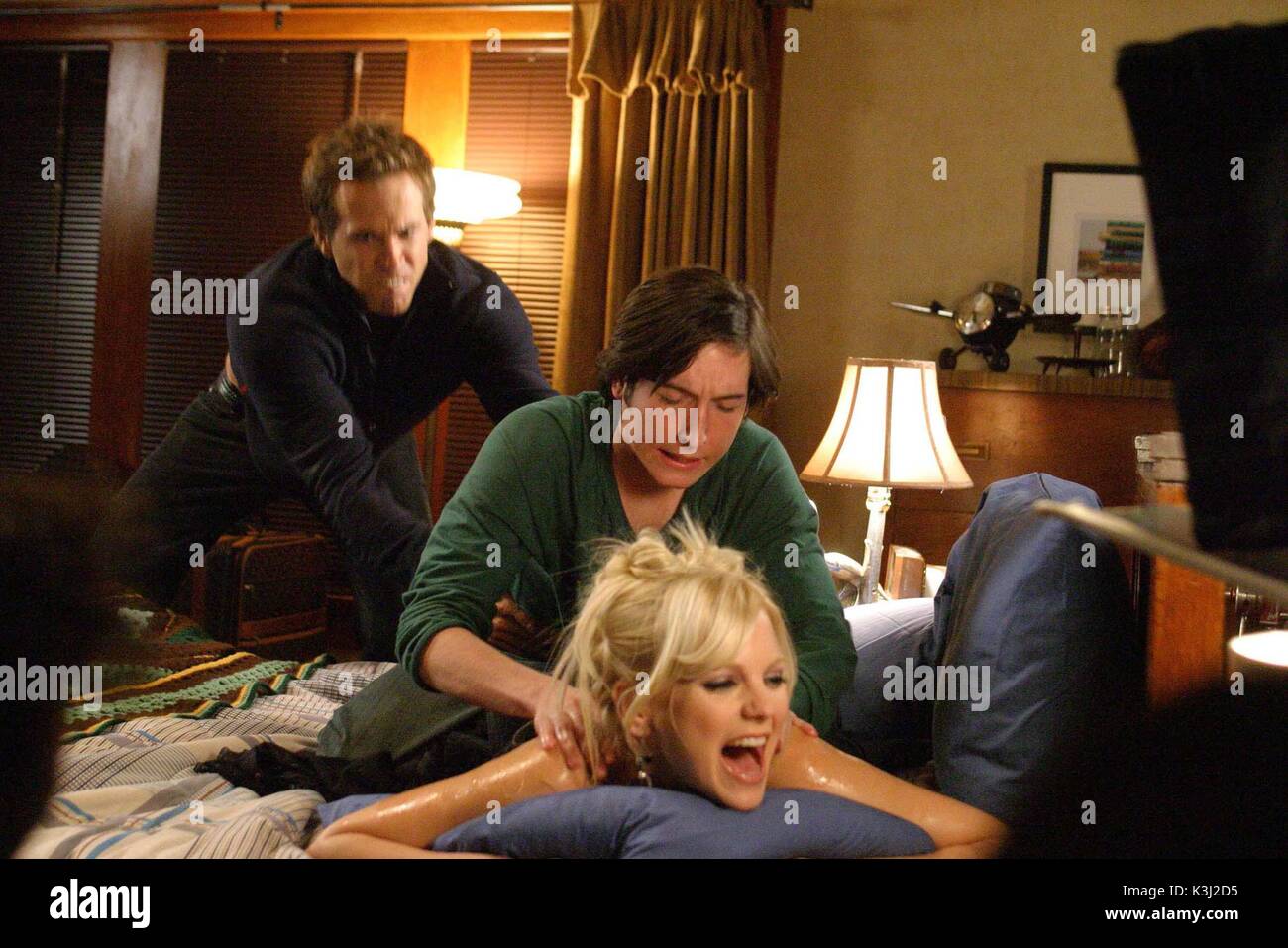 JUST FRIENDS RYAN REYNOLDS as Chris, CHRISTOPHER MARQUETTE as Mike and ANNA FARIS as Samantha