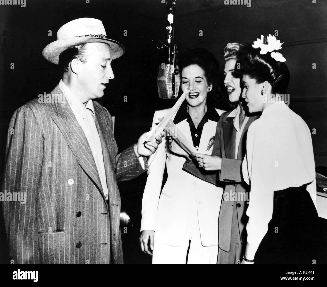 ANDREWS SISTERS Actresses, Singers, Performing Group BING CROSBY singing with, MAXINE ANDREWS Stock Photo