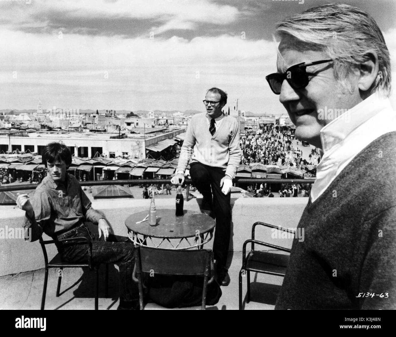 TWO PEOPLE PETER FONDA, ALAN FUDGE, Director ROBERT WISE [The colourful Jamaa el-Fna serves as a background for one of the opening scenes.] Stock Photo