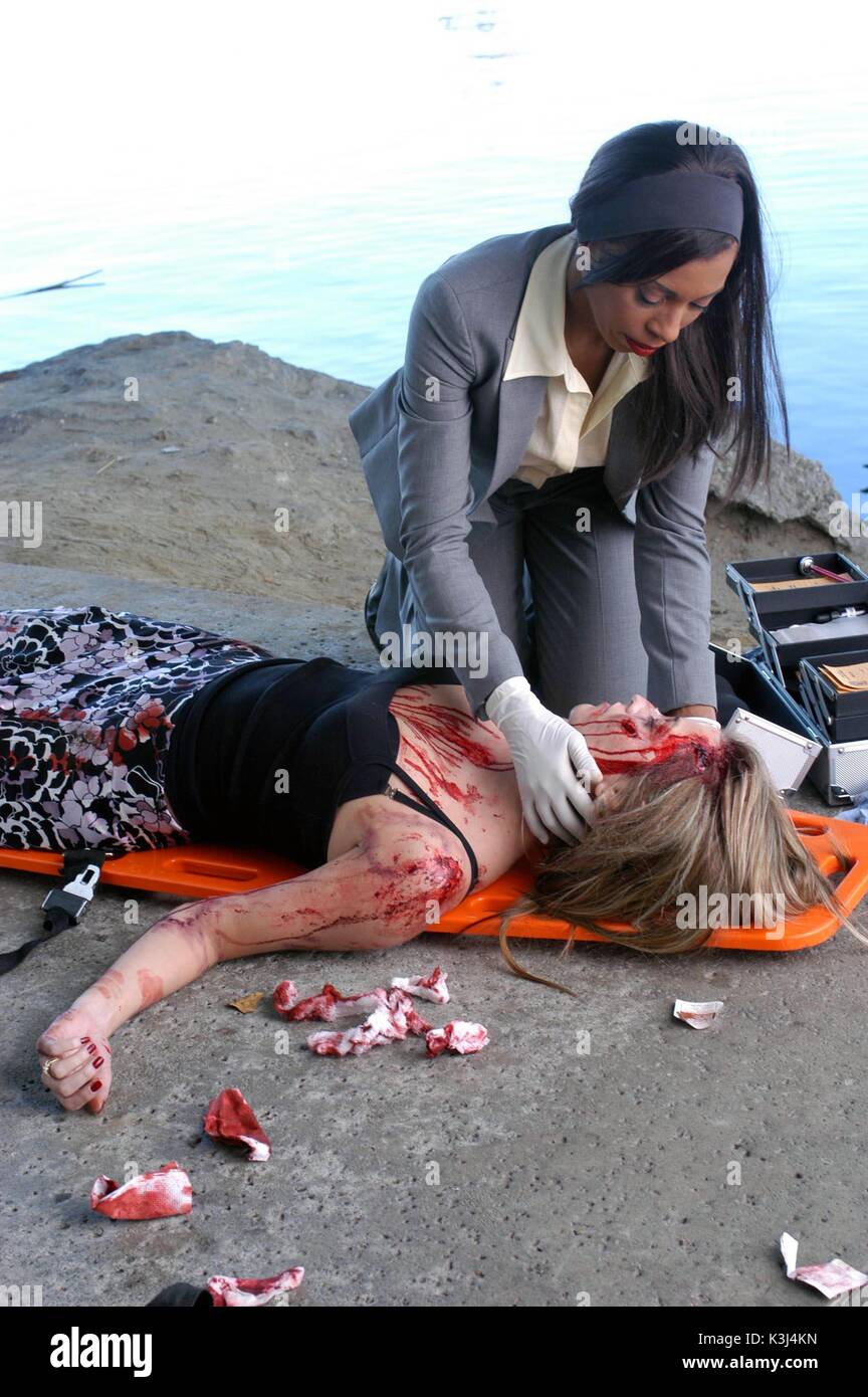 CSI MIAMI Series#3/Episode#11/Addiction Tx: 13/12/04 KHANDI ALEXANDER as Dr. Alexx Woods, HOLLY VALANCE as deceased Kay Coleman CSI MIAMI Stock Photo