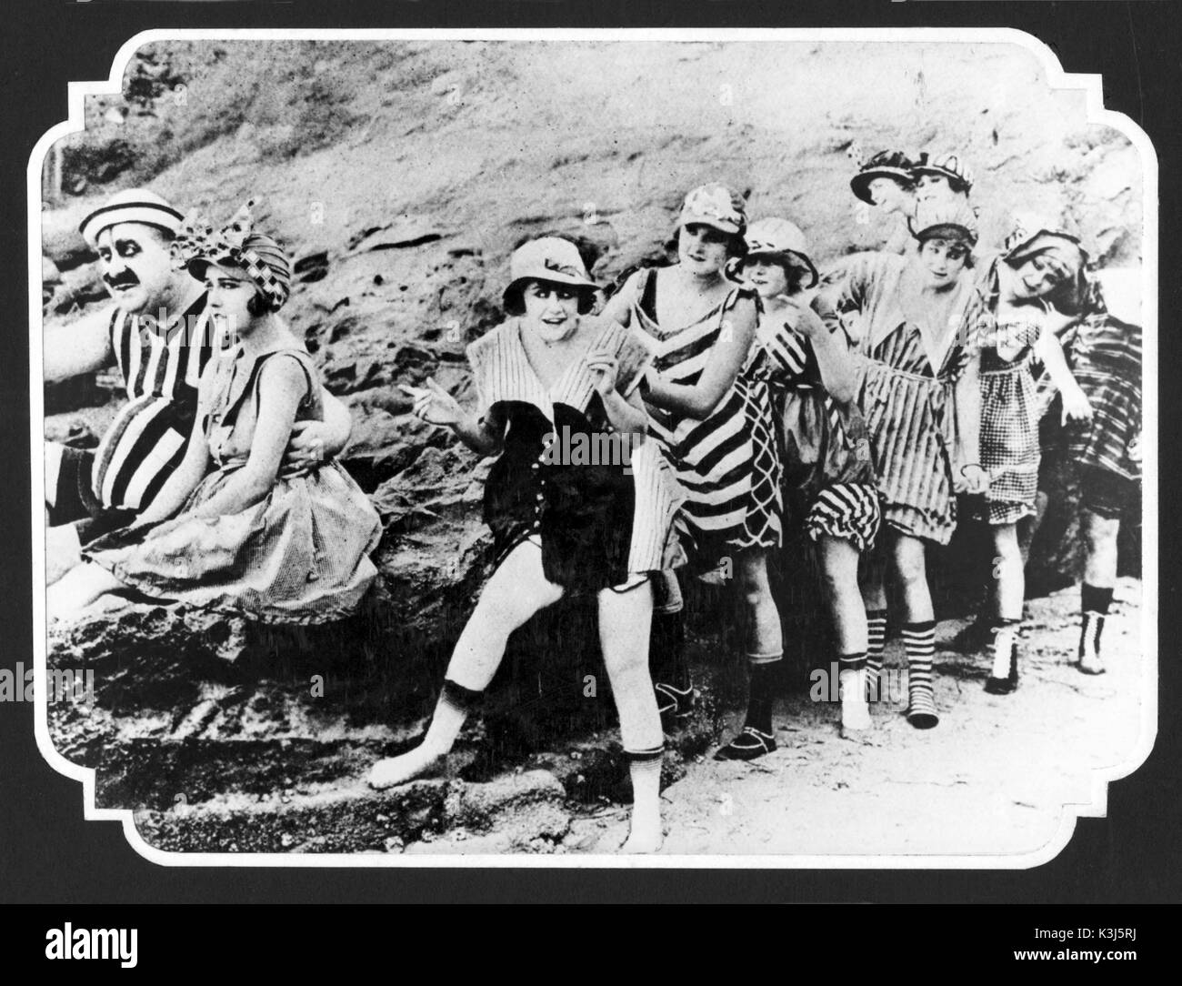UNIDENTIFIED 1910s MACK SENNETT Comedy MACK SWAIN with his arm round GLORIA SWANSON with the MACK SENNET BATHING BEAUTIES Stock Photo
