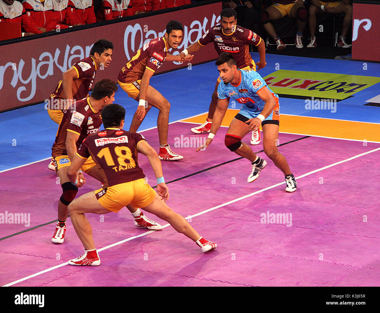 Kolkata, India. 02nd Sep, 2017. Bengal Worriers (blue jersey) and UP Yoddha  (brown jersey) players in action during the Pro Kabaddi League match on  September 2, 2017 in Kolkata. Credit: Saikat Paul/Pacific
