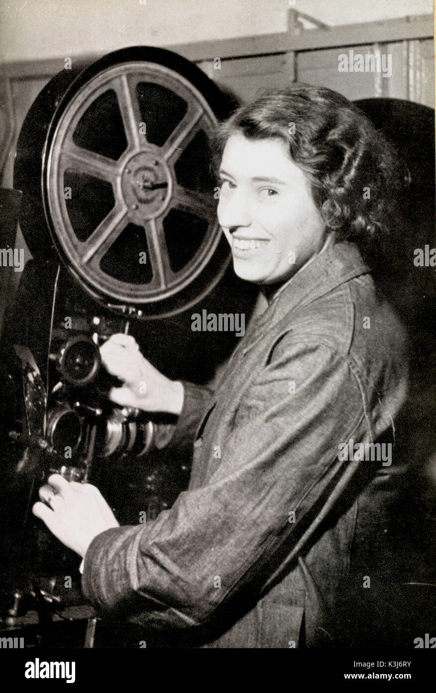 WOMAN PROJECTIONIST Mrs Florence Gristwood working in the projection room at the Kinema, West Ham, London during the second World War. She is seen here threading the film into a Ross model FC projector Stock Photo