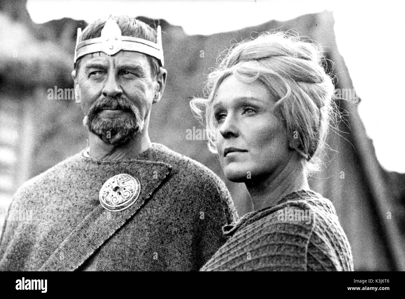 DEN RODE KAPPE - Hagbard and Signe The Mantle [Br] GUNNAR BJORNSTRAND as the King, EVA as the Queen Stock Photo - Alamy