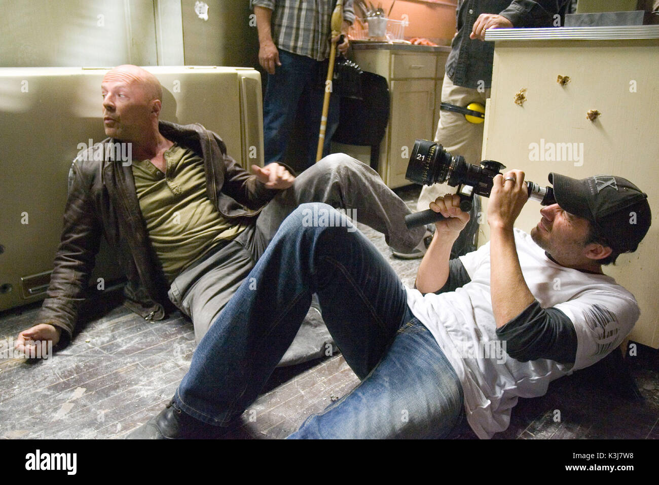PHOTOGRAPHS TO BE USED SOLELY FOR ADVERTISING, PROMOTION, PUBLICITY OR REVIEWS OF THIS SPECIFIC MOTION PICTURE AND TO REMAIN THE PROPERTY OF THE STUDIO. NOT FOR SALE OR REDISTRIBUTION LIVE FREE OR DIE HARD aka DIE HARD 4.0 BRUCE WILLIS as Det. John McClane [left], Director LEN WISEMAN [right]     Date: 2007 Stock Photo